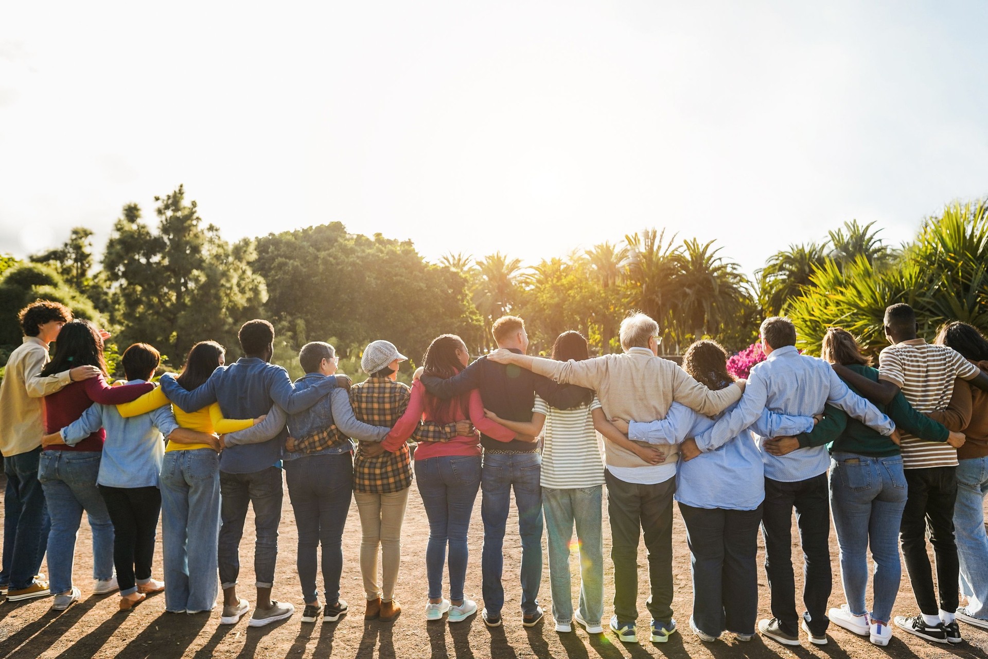 Grupo de personas multigeneracionales abrazándose entre sí - Concepto de apoyo, multirracial y diversidad - Enfoque principal en el hombre mayor con pelos blancos